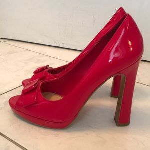 Jessica Simpson sexy-high hot pink heals